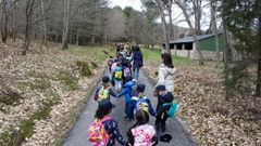 Alumnos de colegios de Lugo visitando el vivero forestal de B�veda en una edici�n anterior del programa Voz Natura