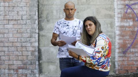 Jorge Garca e Isabel Montero, con documentos de las gestiones realizadas para mejorar la escolarizacin de su hija en el colegio pblico de Arza