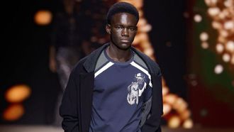 Cheikh Kane desfilando en una pasarela.