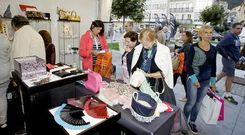 El p�blico acudi� ayer a buscar ese producto rebajado de precio que ofrece la feria de stocks. 