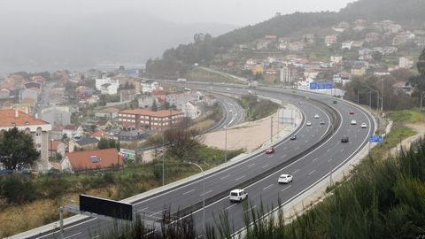 Chapela est desde hace aos dividida por dos carreteras, dos vas del tren y la autopista AP-9