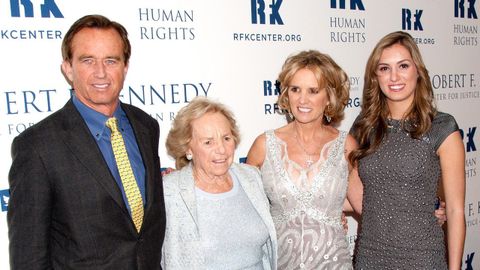 La fallecida Kyle Kennedy (a la derecha, en una imagen de archivo del a&ntilde;o 2013) con sus t&iacute;os Robert Kennedy Jr. y Kerry Kennedy y su abuela, Ethel Kennedy