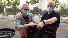 Chicho Rodriguez (izquierda) y Jos� Pu�al preparan las parrillas en la plaza El�ptica de Los Rosales donde celebrar�n el San Xo�n