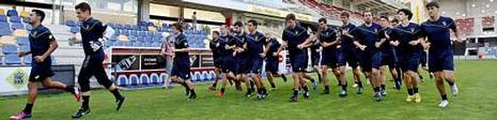 Los jugadores citados por Nando comenzaron el primer entrenamiento del curso trotando sobre el c�sped de Pasar�n.