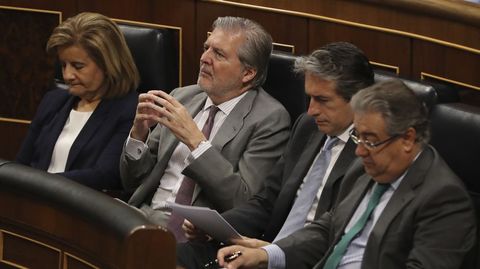 Moci�n de censura. Los ministros de Empleo, F�tima B��ez; de Educaci�n, ��igo M�ndez de Vigo; de Fomento, ��igo de la Serna; y de Interior, Juan Ignacio Zoido