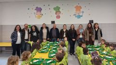 Autoridades y directivos del colegio Guillelme Brown posan ayer con el certificado Comedor Escolar KM 0.