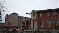 Derribo de la antigua sede de Servicios Sociales en la calle General Elorza.