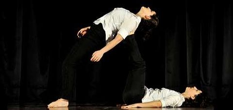 Cisma, un grupo profesional gestado en el Espazo de Danza de la USC, cerrará los actos.