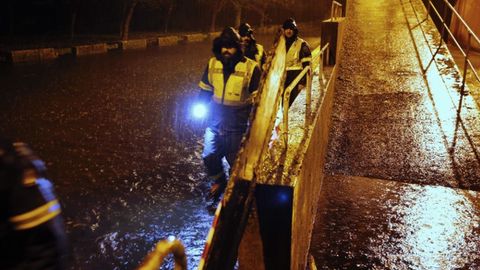 Junto al rea recreativa de A Veronza, en Ribadavia, el ro se ha desbordado y cubre la calzada y parte de la acera. En un local prximo el agua llegaba a la altura de la cintura