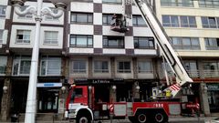 Bomberos retirando cascotes en el paseo mar�timo