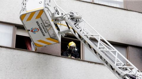 Rescate de una anciana en un edificio de Los Castros