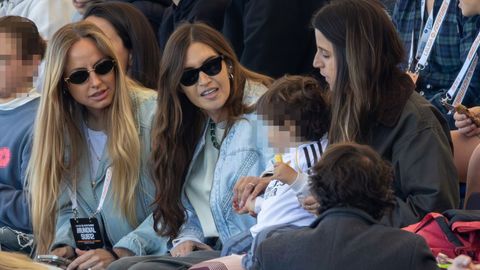 Sara Carbonero, en la grada, durante el partido de su hijo Mart�n