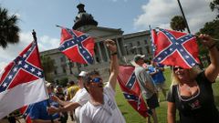 Protesta ante el Capitolio de Carolina del Sur por mostrar la bandera confederada.