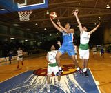 Al Rapier entra a canasta ante el Amics Castell�, ayer. 