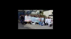 Los trabajadores, ante el antiguo colegio Santiago Ap�stol, ahora Centro de Atenci�n a Personas con Discapacidad