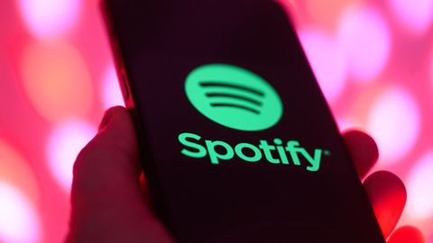 Un tel�fono con el logo de Spotify, plataforma de m�sica en l�nea.