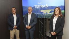 Fernando Riopa, Alberto Lavandeira y Dania Pensado, en la presentaci�n del plan en Santiago.