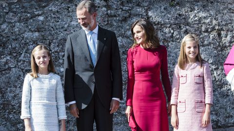 Los reyes Felipe VI y Letizia miran hacia la princesa Leonor junto a la infanta Sofa en Covadonga