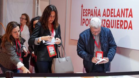 Los delegados del PSOE ejercen su derecho al voto