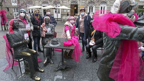 Voluntarios y personal de Adicam, este viernes, en la plaza de San Jos� de Pontevedra