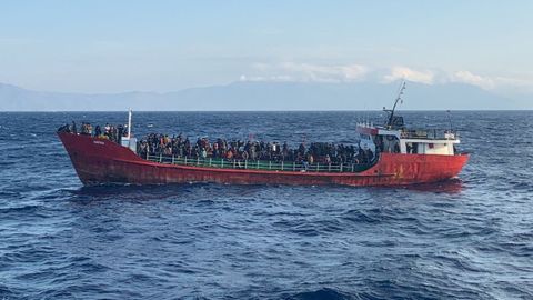 Barcaza con inmigrantes rescatados el pasado 29 de octubre cerca de la isla de Creta