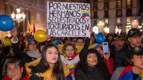 Decenas de personas durante la concentracin contra el rgimen de Nicols Maduro tras su toma de posesin como presidente de Venezuela