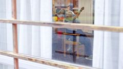 La inmunizaci�n contra el coronavirus contin�a con una media de 270 pinchazos diarios. A pesar de los problemas en la distribuci�n de las vacunas los equipos del �rea Sanitaria de Ferrol contin�an protegiendo a los colectivos m�s vulnerables del �rea. En los centros sociosanitarios (en la imagen, el centro de Caranza) se est�n pinchando las segundas dosis y ampliando la administraci�n de las primeras en funci�n de las existencias con las que cuentan.