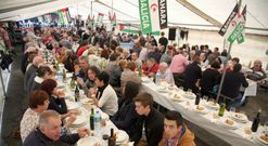 En el almuerzo solidario celebrado el d�a 18 en Couso participaron m�s de 350 personas. 