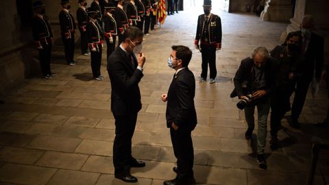 El presidente del Gobierno, Pedro S�nchez, y el de la Generalitat, Pere Aragon�s, a su llegada para su reuni�n en el Palacio de la Generalitat.