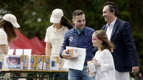 Rafael Sanguino, director de M�rketing y Ventas de la Corporaci�n Voz de Galicia, entreg� el segundo premio Mejor Periodista Infantil en la modalidad de Educaci�n Infantil e 1� e 2� de Primaria a Luc�a Canosa Lest�n, do CEIP Areouta de Fisterra, y a su profesor Jos� Diego Vilar Frade