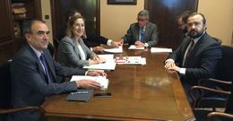 La ministra se reuni� con Cu��a en Pontevedra, donde se entrevist� tambi�n con el alcalde de Cerdedo.