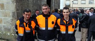 Miembros del servicio de emergencias de Boiro (arriba) y A Pobra.