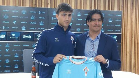 Javi Rodr�guez y Marco Garc�s, en la rueda de prensa por la renovaci�n del canterano del Celta hasta el 2030.