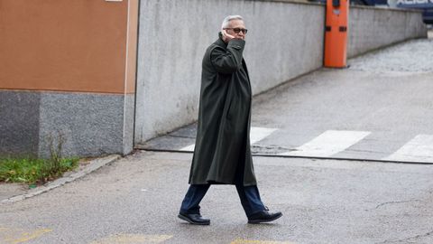 Antonio Mart�nez, el convocante de la protesta de Nochevieja en las inmediaciones de la sede nacional del PSOE en Madrid, accediendo a la comisar�a de Moratalaz para declarar ante la Polic�a Nacional.