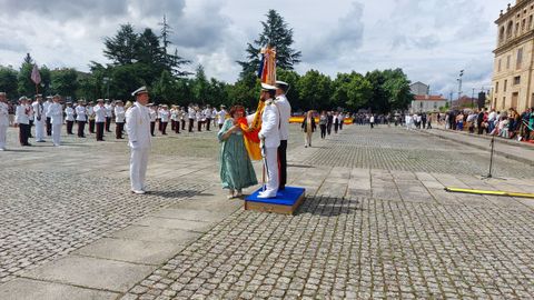 Una de las vecinas que se sum al acto de jura besa la bandera