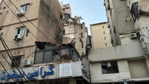 Edificio en los suburbios de Beirut daado tras el ataque israel.