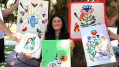 Maritza Berttolini con varios de sus carteles en los jardines de la Deputaci�n 