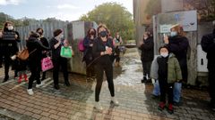 La directora del colegio de Mera, en el centro, durante la concentraci�n del viernes en la que padres y profesores le mostraron su apoyo