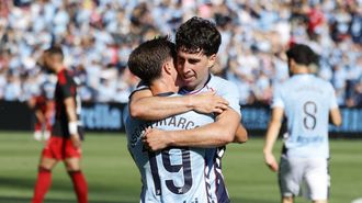 Los jugadores del Cetla Fortuna Hugo Gonz�lez y �scar Marcos, celebrando un gol en el partido del ascenso.
