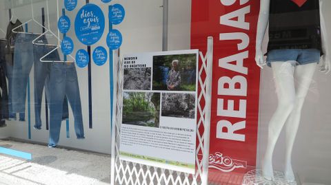 La exposicin Memoria viva do ro Arenteiro ya luce en los escaparates de O Carballio