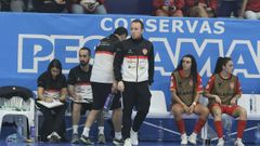 Luis L�pez-Tulla en el banquillo de A Seca durante un partido de liga 