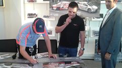 Pern�a y Ares, firmando aut�grafos ayer en Gij�n.