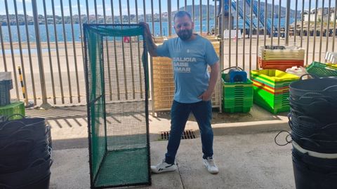 El patr�n mayor de Ferrol muestra una de las bateas en las que se probar� el  engorde  de los erizos