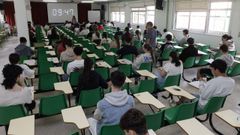 Estudiantes realizando la PAU el pasado junio en el IES Agra de Ra�ces de Cee