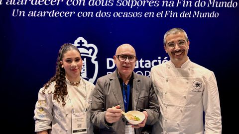 Regueira, con el chef Fel�pez y su ayudante Andrea, en la feria