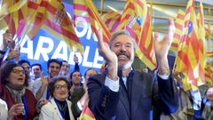 El candidato del PP a la presidencia de Arag�n, Jorge Azc�n, este domingo a su llegada a la sede regional del partido en Zaragoza.