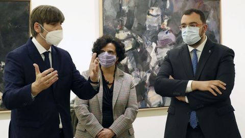El presidente del Principado de Asturias, Adri�n Barb�n, con la consejera de Cultura, Berta Pi��n, y el director del Bellas Artes, Alfonso Palacio, durante la presentaci�n de la exposici�n �Orlando Pelayo: exilio y memoria� del Museo de Bellas Artes de Asturias.