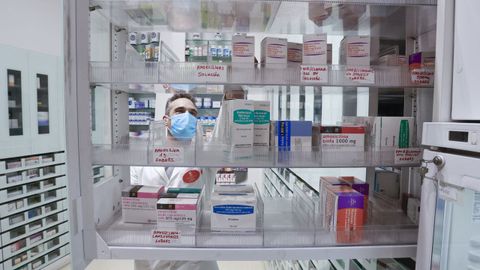 El trabajador de la Farmacia de Gema en los estantes de los antibióticos, de lo más escasea