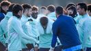 Los jugadores del Oviedo le hacen un pasillo a Pomares