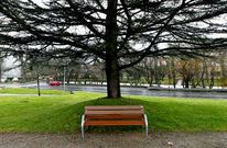 El parque de Salgueiri�os, proyectado por Isabel Aguirre, ya cuenta con algunos bancos.